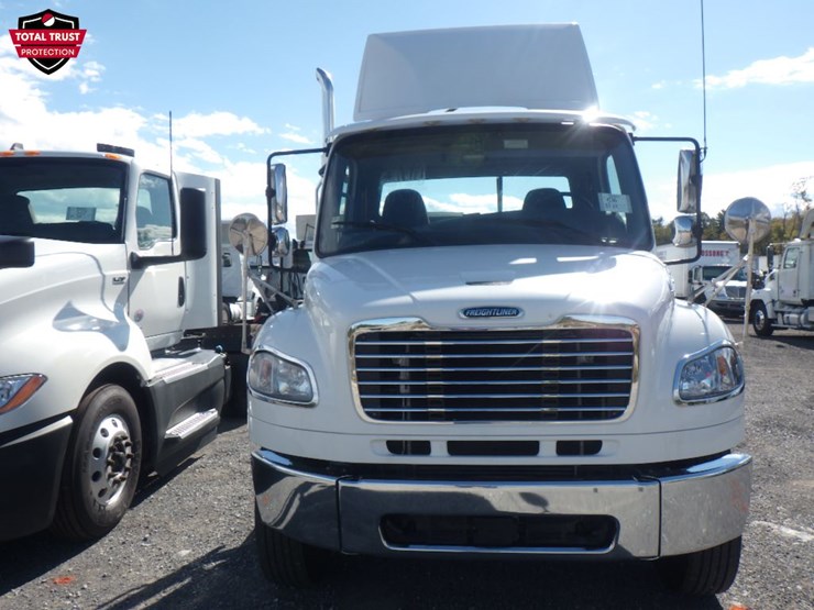 2021-freightliner-m2-106-image-2