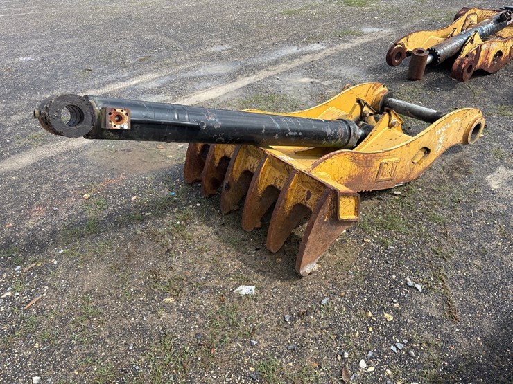 caterpillar-323-image-1