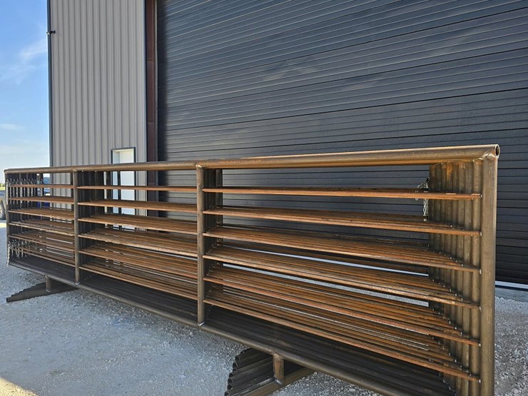 (10)-24ft-free-standing-panels--1-w/-10ft-welded-on-gate-image-4