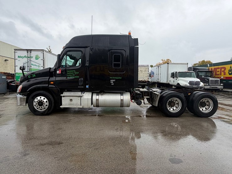 #1659-•-2012-freightliner-cascadia-sleeper-cab-truck-tractor-image-2