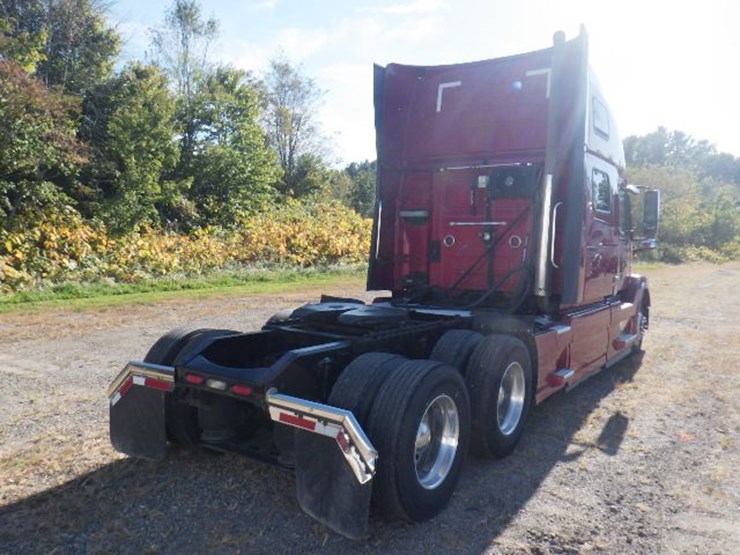 2017-volvo-vnl780-image-12