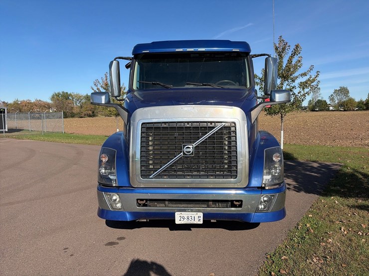 #1849-•-2015-volvo-vnl62-sleeper-cab-truck-tractor-image-2