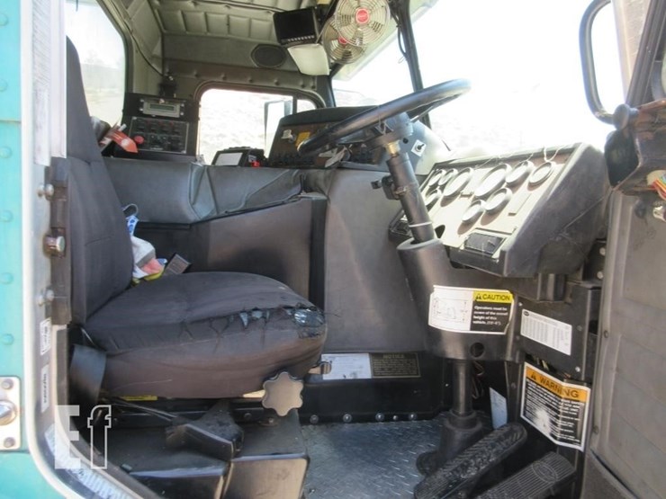 2009-peterbilt-320-image-7