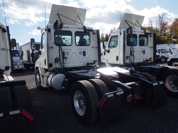 2017-freightliner-cascadia-113-image-9
