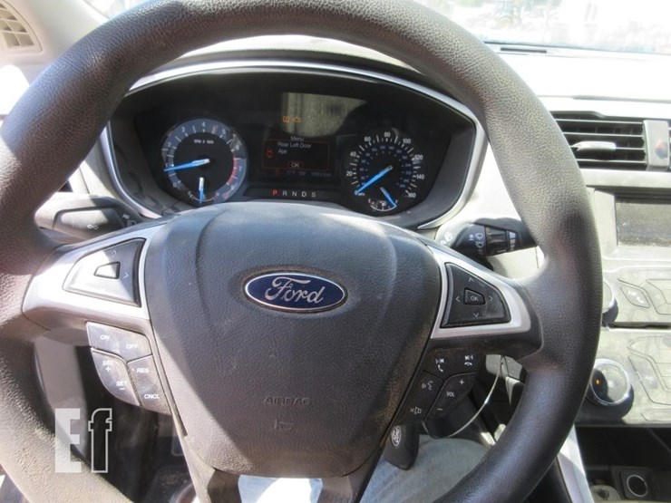 2016-ford-fusion-se-image-8