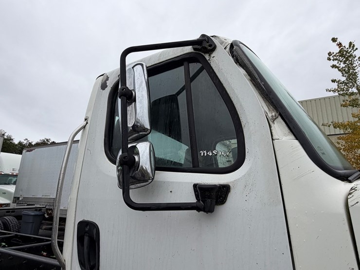 #1667-•-2016-freightliner-m2-cab-and-chassis-image-23