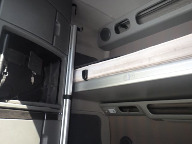 2021-volvo-vnl860-image-20