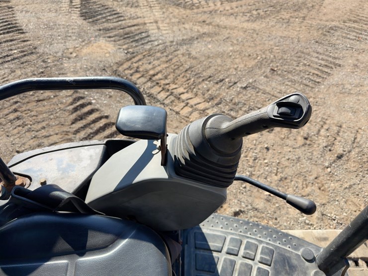 2014-caterpillar-305-image-29