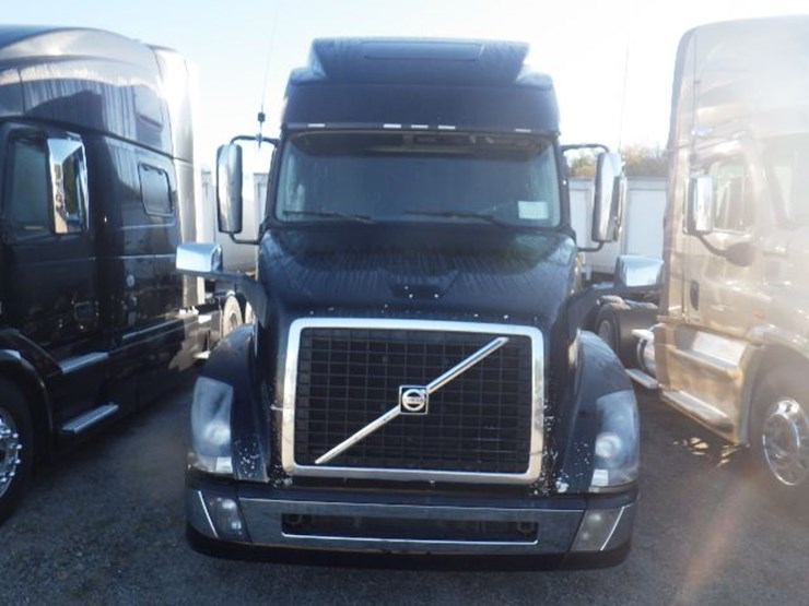2016-volvo-vnl780-image-2