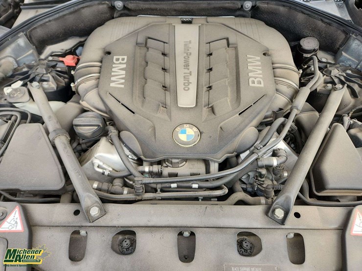 2013-bmw-5-series-550i-gt-xdrive-4dr-sedan-image-26