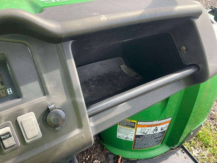 2022-john-deere-gator-image-30