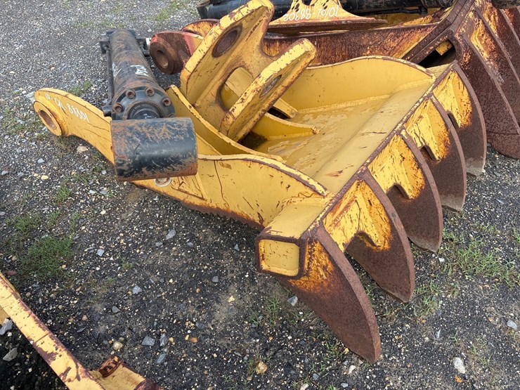 caterpillar-323-image-1