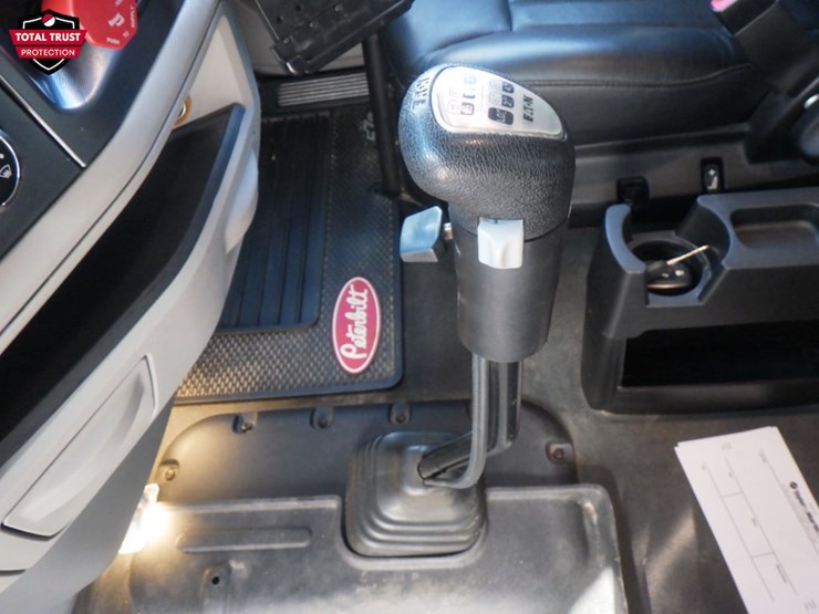 2020-peterbilt-567-image-17