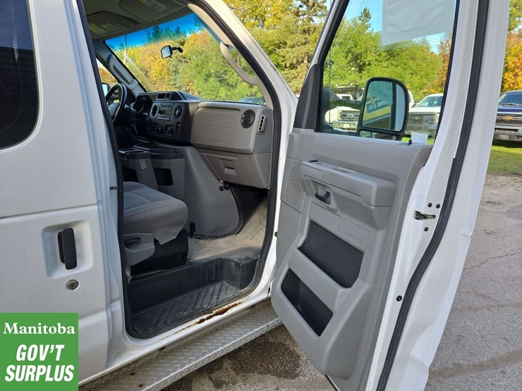 2013-ford-cargo-image-27