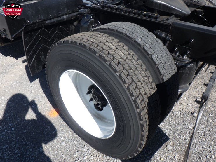 2021-freightliner-m2-106-image-10