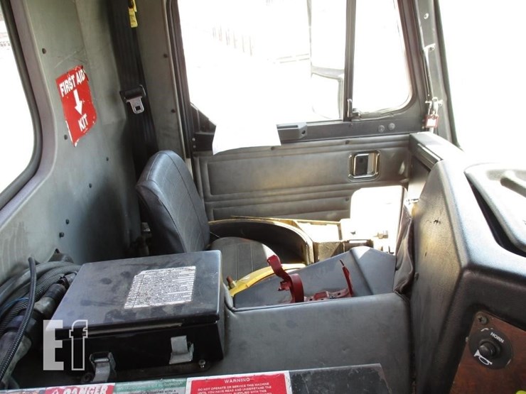 2010-peterbilt-320-image-9