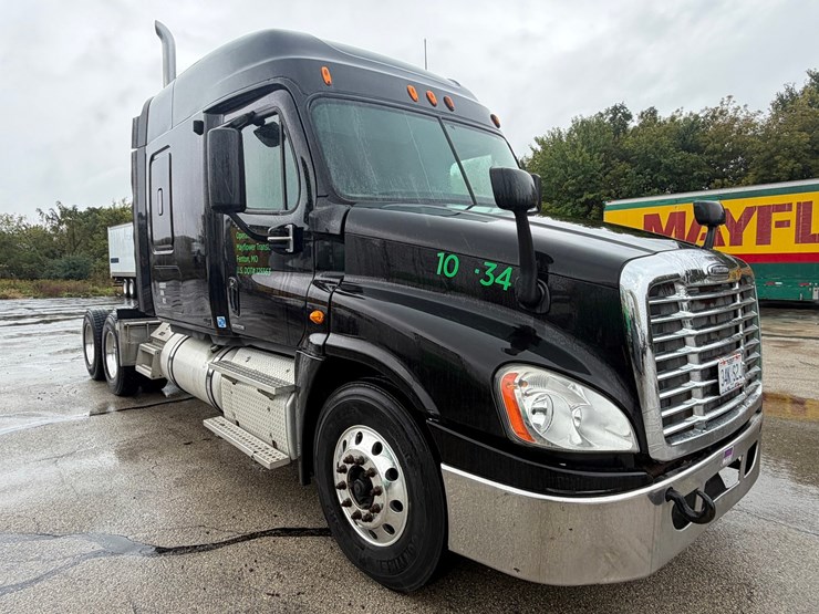 #1659-•-2012-freightliner-cascadia-sleeper-cab-truck-tractor-image-7