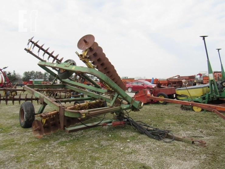 john-deere-220-image-1