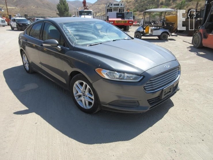 2016-ford-fusion-se-image-2