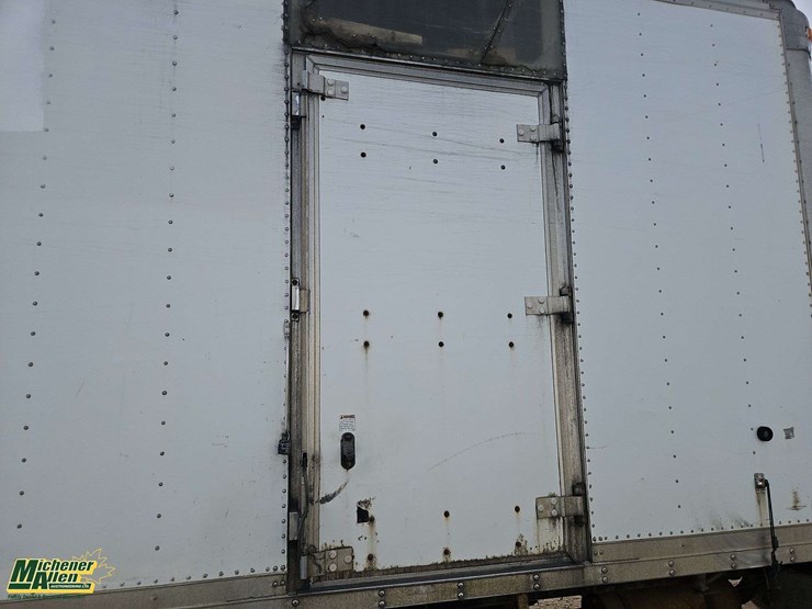 2005-freightliner-m2-106-image-17