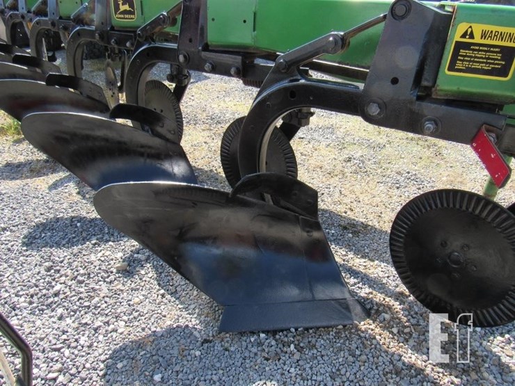 john-deere-2810-image-2
