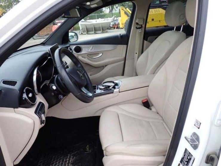 2018-mercedes-benz-glc300-image-24