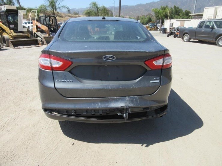 2016-ford-fusion-se-image-15