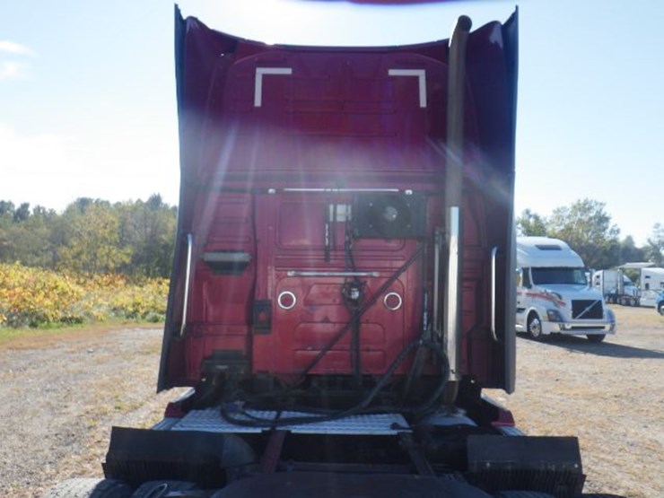 2017-volvo-vnl780-image-15