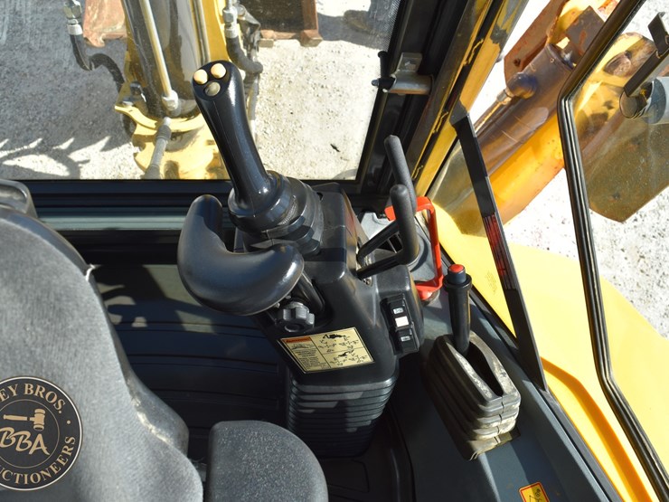 2013-new-holland-b110c-image-58