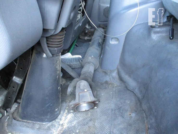 2016-isuzu-nqr-image-12