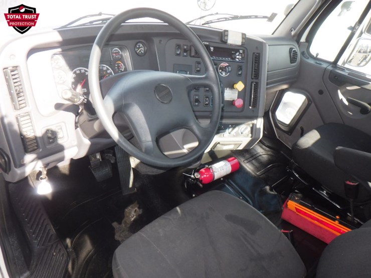 2021-freightliner-m2-106-image-11