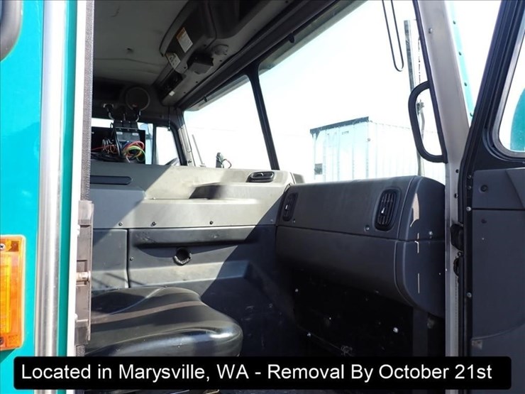 2016-peterbilt-320-image-10