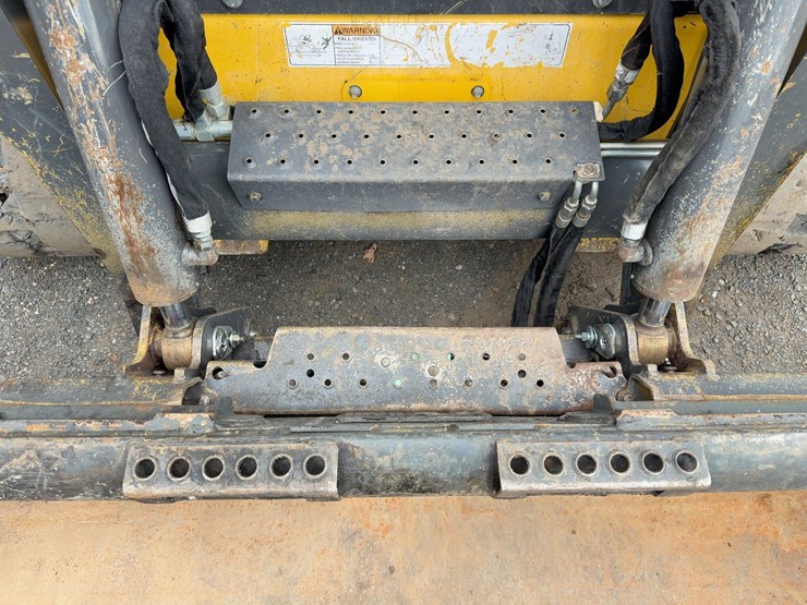 2023-new-holland-c332-image-10