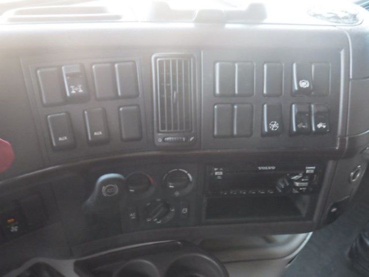 2016-volvo-vnl780-image-21