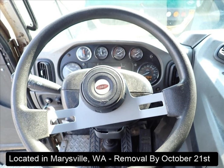 2015-peterbilt-320-image-10