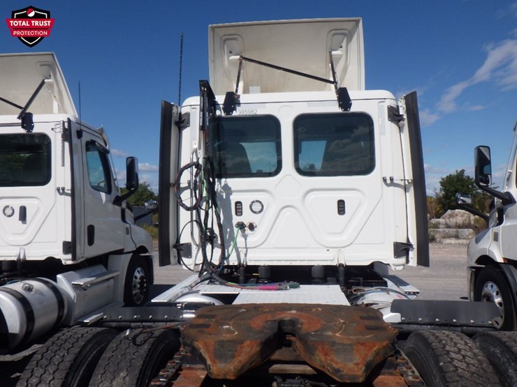 2021-freightliner-cascadia-126-image-10