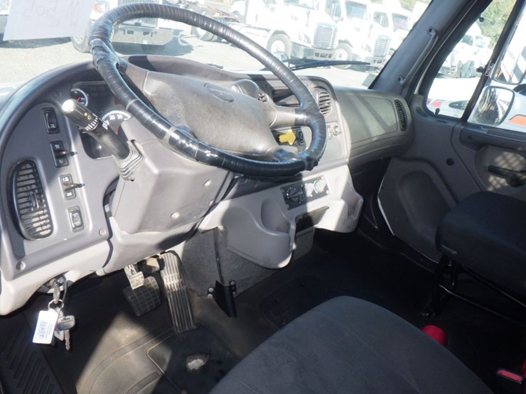 2020-freightliner-m2-106-image-9