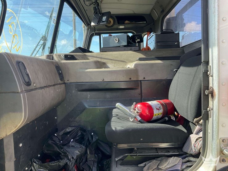 2019-peterbilt-520-image-14