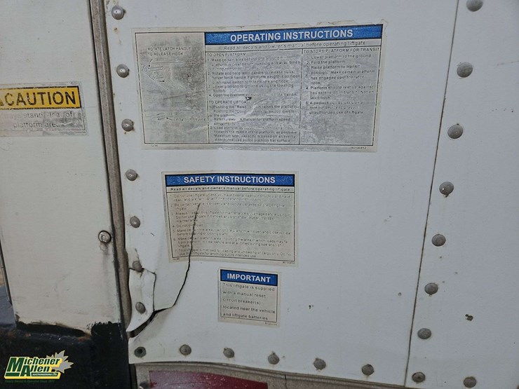 2005-freightliner-m2-106-image-15