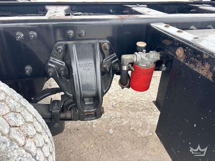 2015-peterbilt-348-image-18