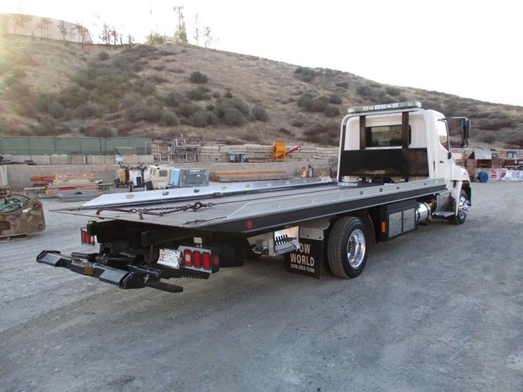 2012-hino-268-image-3
