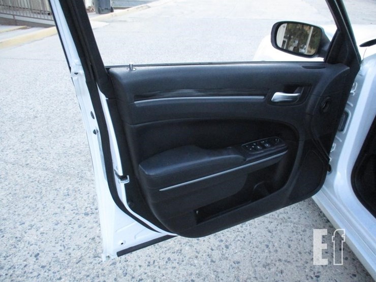 2021-chrysler-300-image-13
