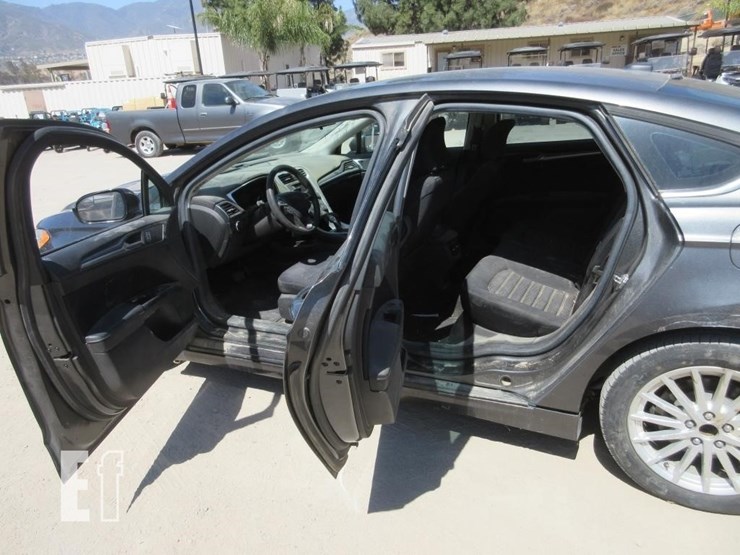 2016-ford-fusion-se-image-14