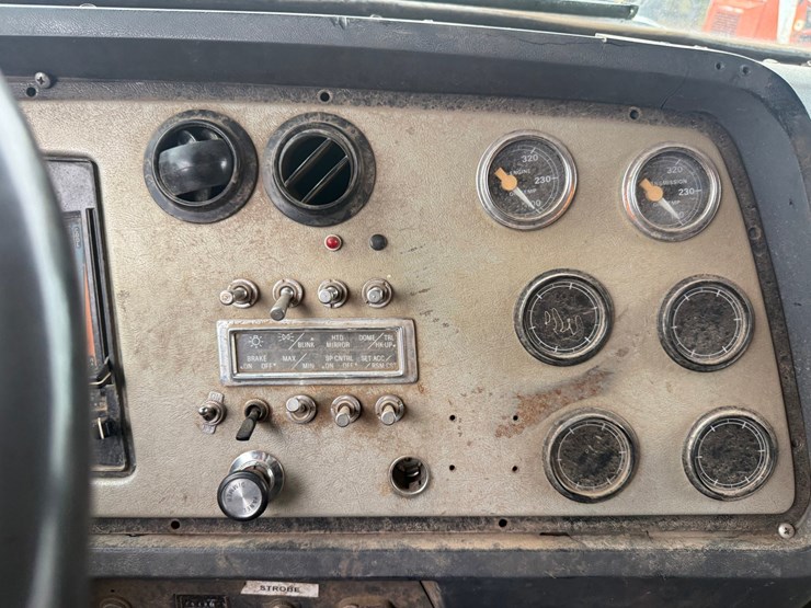 1992-ford-l9000-image-12
