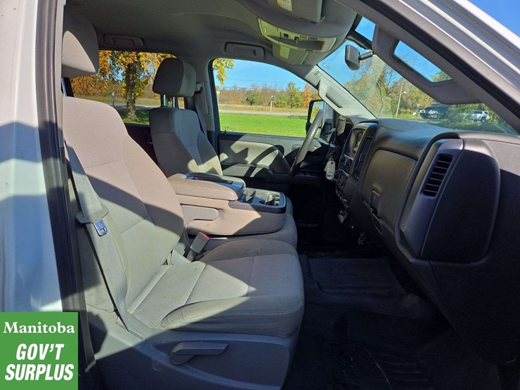 2015-chevrolet-3500-image-22