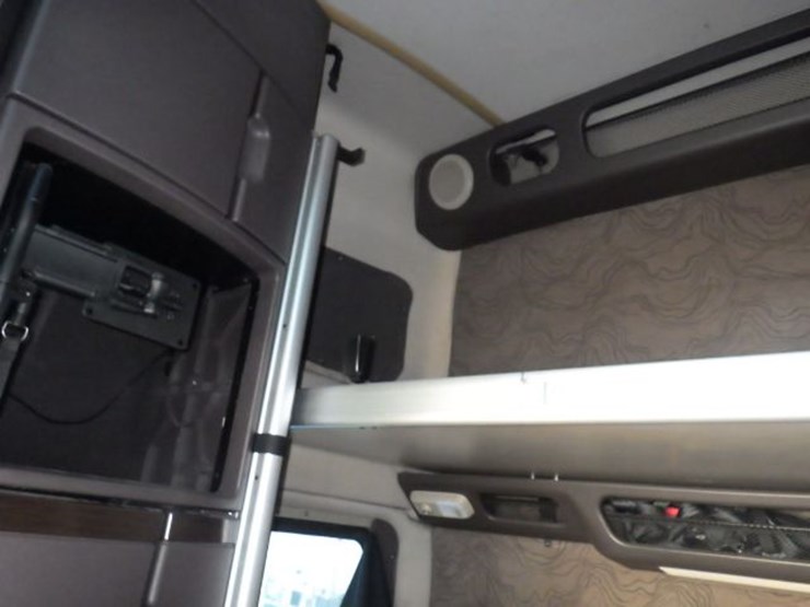 2016-volvo-vnl780-image-23