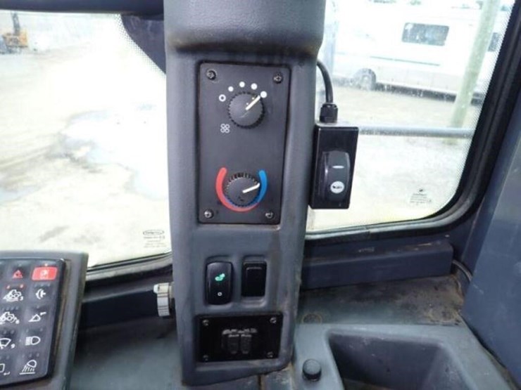 2018-deere-744k-image-19