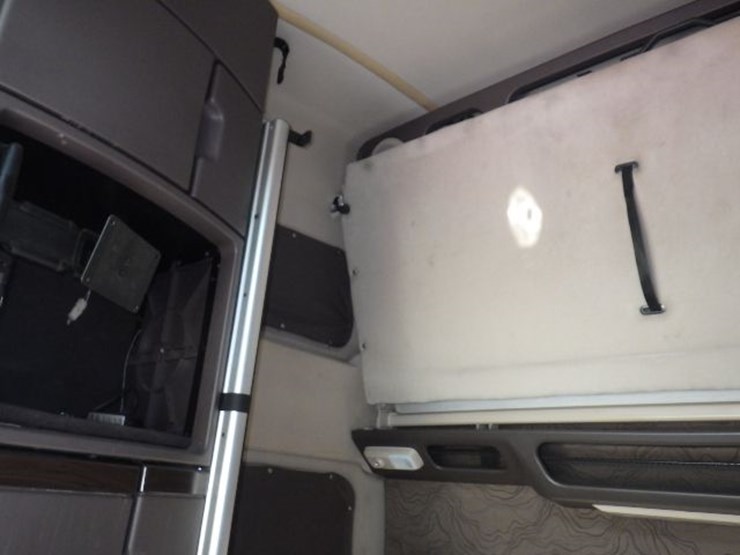 2017-volvo-vnl780-image-24