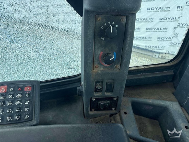 2017-deere-524k-image-18