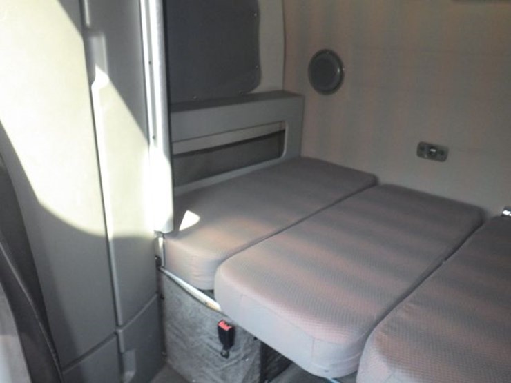 2021-volvo-vnl860-image-19